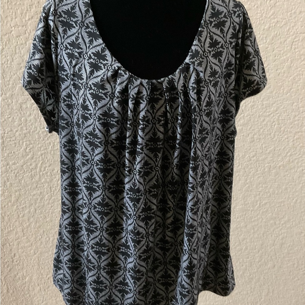 Worthington Black and Gray Relaxed Short Sleeve Blouse